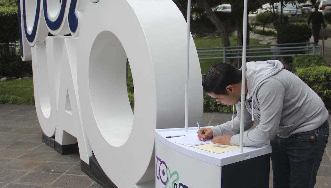 Afuera del edificio de Rectoría, se instaló un módulo de recolección de firmas para la campaña “Yo X la UAQ”, en defensa del presupuesto de la Universidad, al cual puede acudir toda la comunidad universitaria y la sociedad en general. (Foto: Especial)