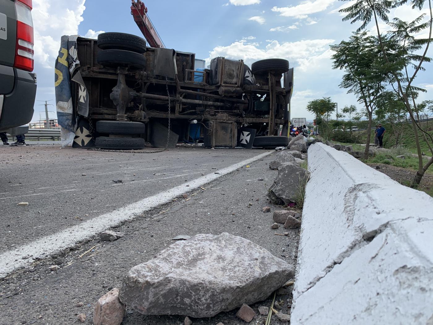 Camión de volteo se queda sin frenos y termina volcando sobre la 57 ...