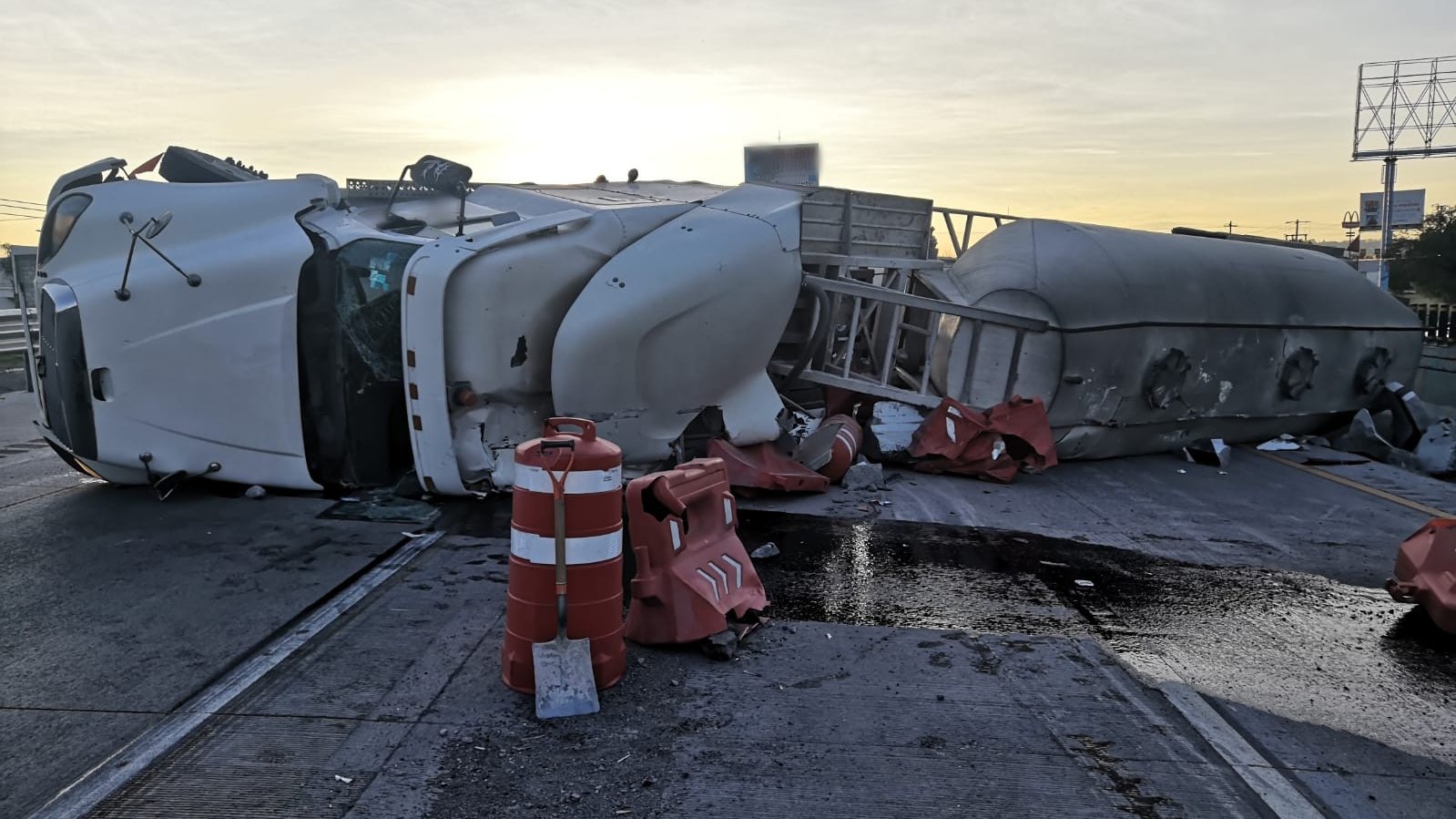Volcadura de trailer provoca cierre parcial de la México-Querétaro, en ...