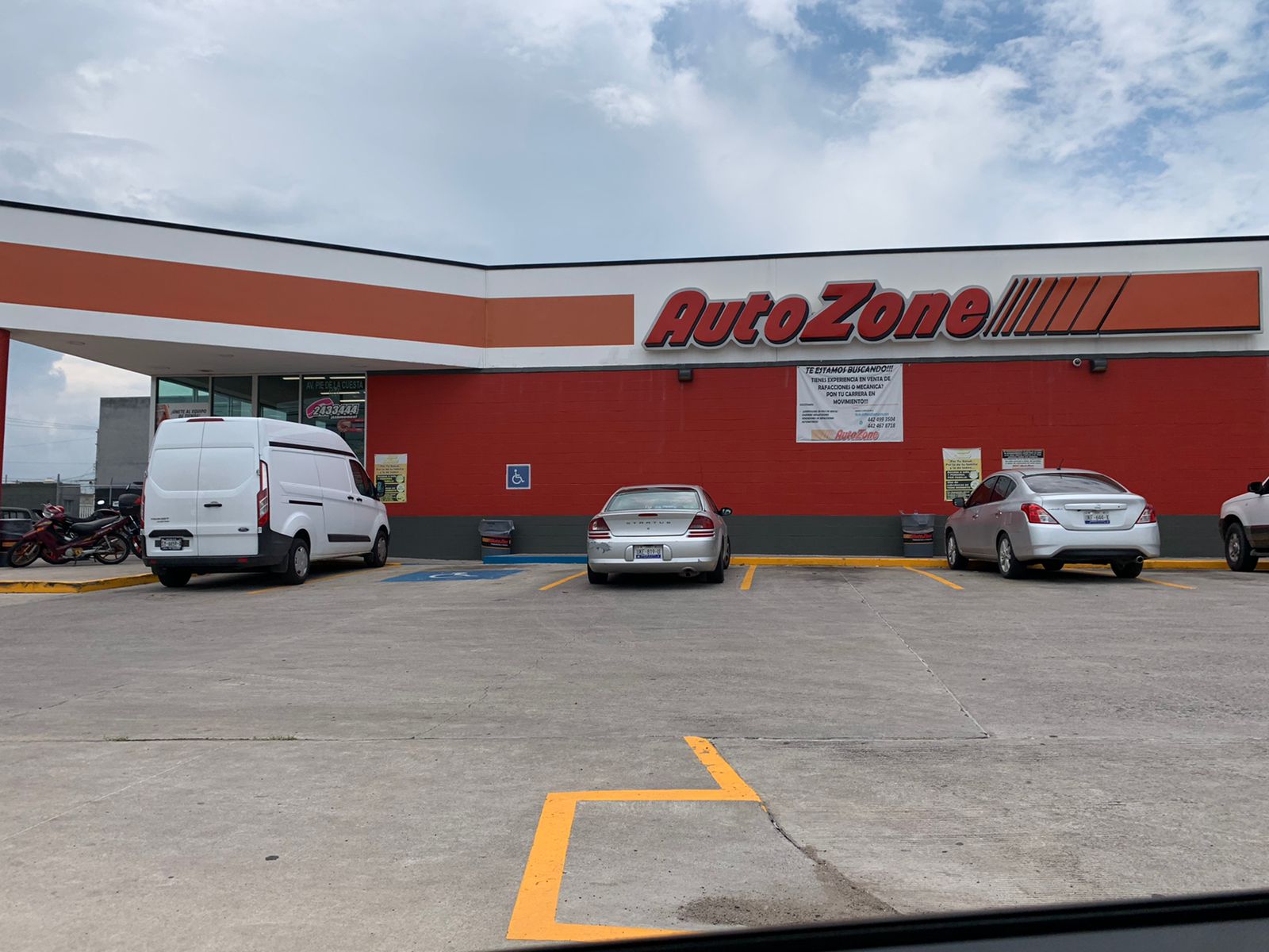 Robaron mercancía del Autozone de Pie de la Cuesta El Queretano