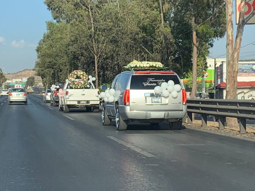 Caravana de autos acompa a carroza de Victoria Guadalupe El