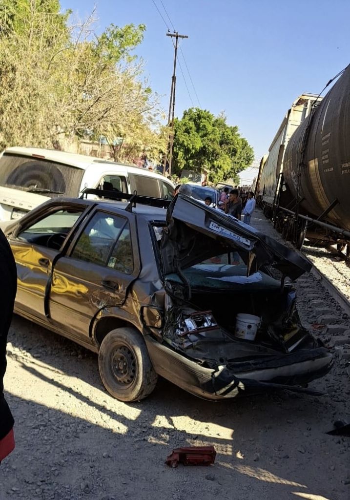 Cinco vehículos impactados tras intentar ganarle el paso al tren en ...